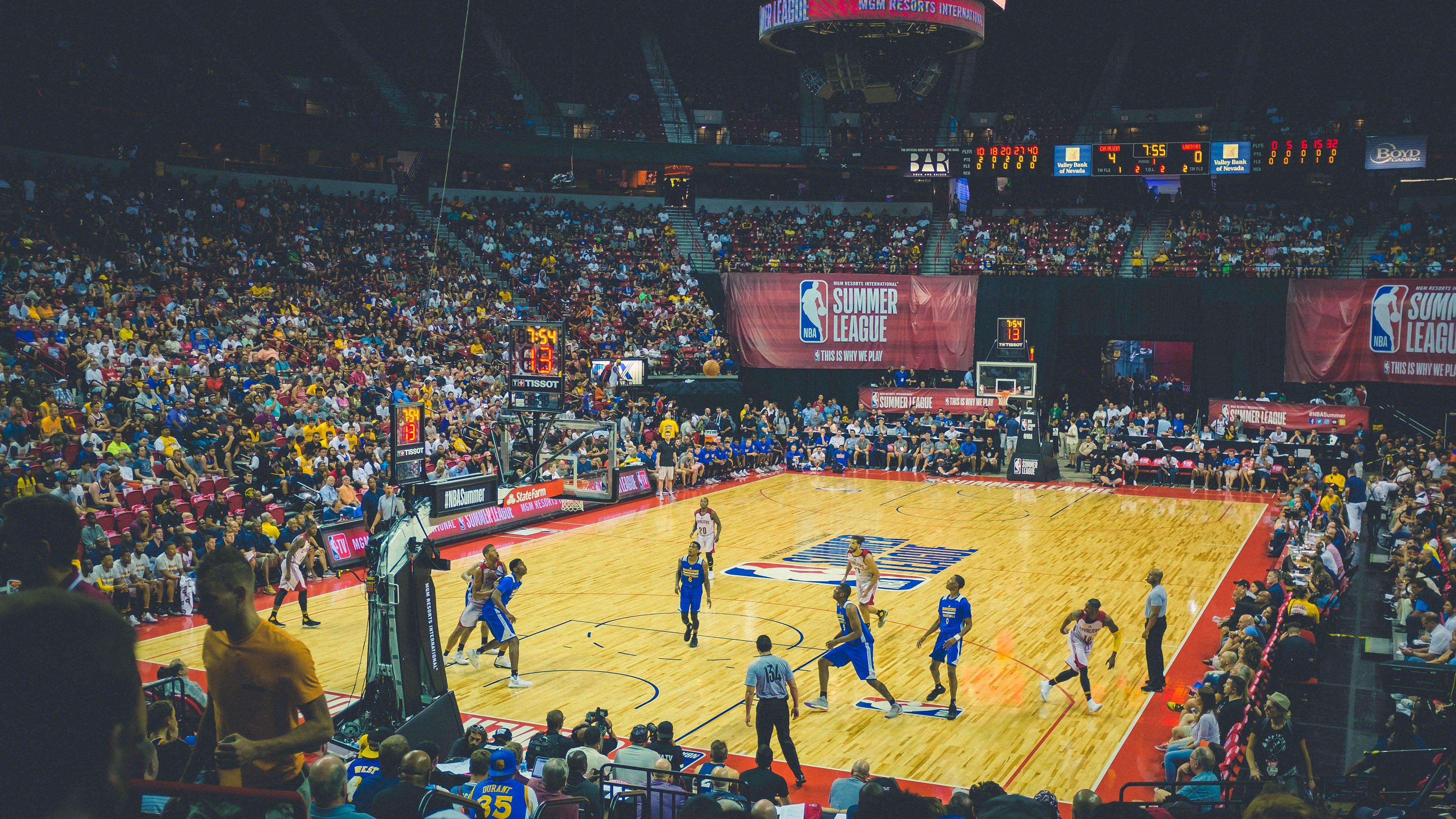 -人主场取得惊险胜利，西蒙斯表现抢眼，西蒙斯视频集锦